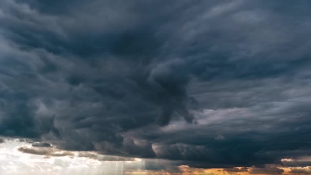 Majestuoso Amazing Time lapse of Storm Cumulus Nubes se mueve en el cielo al atardecer — Vídeo de stock