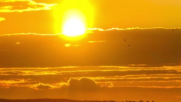 地平線上に劇的な赤い夕日の空の壮大なタイムラプス。素晴らしい夕日 — ストック動画