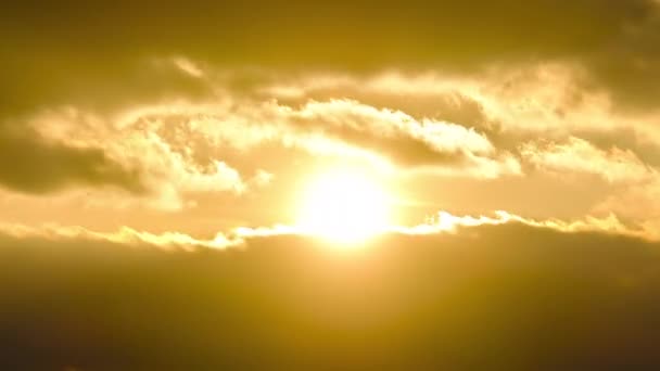 Atemberaubender Sonnenuntergang durch die Cumuluswolken am orangen Himmel. Majestätischer Zeitraffer — Stockvideo