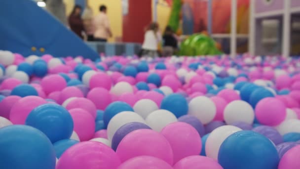 Un sacco di palline multicolori in piscina nel centro di intrattenimento per bambini. — Video Stock