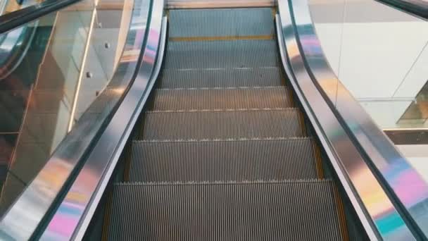 Levantarse en una escalera mecánica vacía en un centro comercial. Vista en primera persona. Centro comercial. — Vídeos de Stock