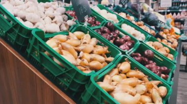 Süpermarket rafında soğan, sarımsak ve lahana etiketli kaplar.