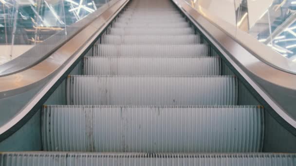 Вид снизу на ступени пустого эскалатора, движущиеся вверх в торговом центре — стоковое видео
