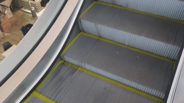 Lege roltrap in een winkelcentrum. — Stockvideo