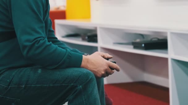 Muž hraje herní konzoli s joystickem v zábavním centru pro děti — Stock video