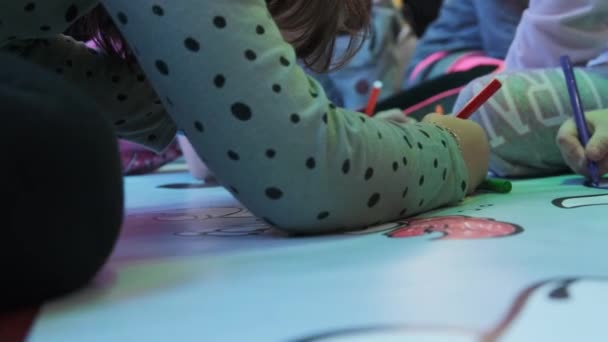 Skupina dětí malovat obrovské omalovánky v zábavním centru pro děti