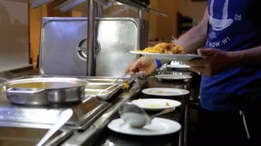 Yemek odasındaki tezgahta çeşitli hazır yemek servisleri..