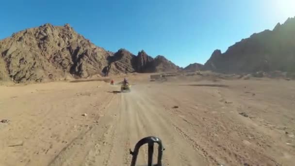 Riding a Quad in the Desert of Egypt. First-person view. Rides ATV bike. — Stock Video