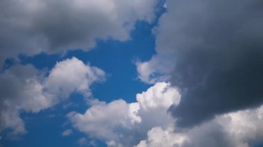 Bulutlar Mavi Gök 'te pürüzsüz hareket eder. Zaman Uygulaması