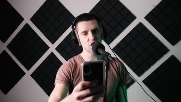 Young Man Sings into Microphone and Records Song in Home Recording Studio — Stok Video