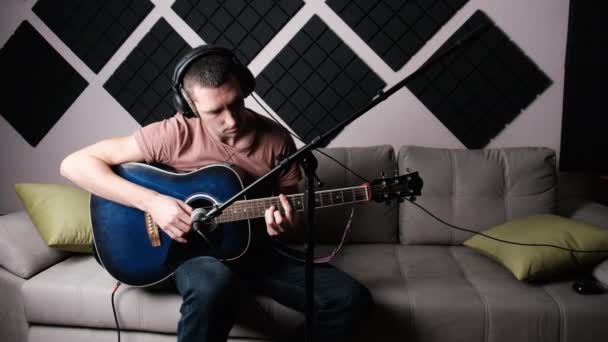 Opname van een akoestische gitaar in Home Recording Studio met akoestische schuim rubber — Stockvideo