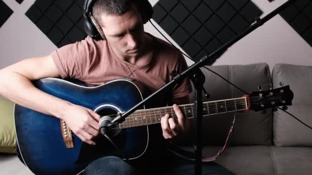Grabación de una guitarra acústica en el estudio de grabación en casa con goma de espuma acústica — Vídeos de Stock