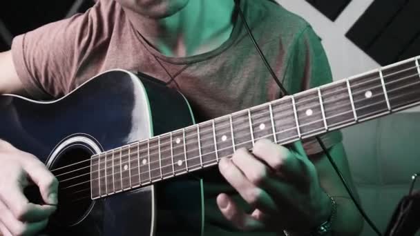 Opname van een akoestische gitaar in Home Recording Studio met akoestische schuim rubber — Stockvideo