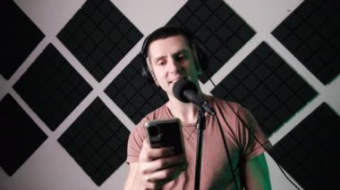 Genç Adam Mikrofon ve Kayıt Stüdyosunda Şarkı Söylüyor