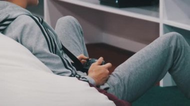 Gençler Eğlence Merkezi 'nde Joystick ile Oyun Konsolu Oynuyor
