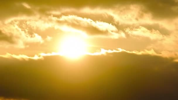 Coucher de soleil incroyable à travers les nuages Cumulus dans le ciel orange. Timelapse majestueuse — Video