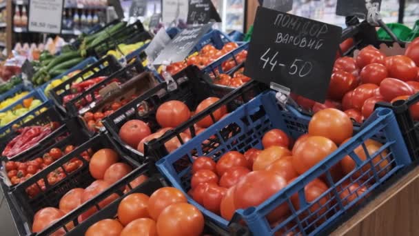 Departamento de Vegetais num supermercado. Recipientes com tomates com preço — Vídeo de Stock