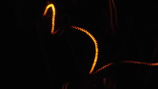 Klasik Yanan Cam Lamba 'daki Tungsten Filament ısınıyor ve soğuyor — Stok video