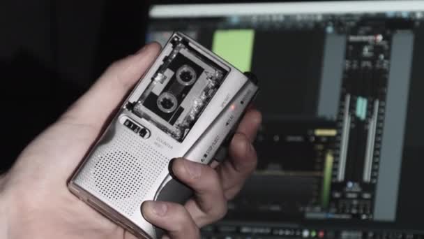 Grabadora de cinta portátil en mano graba sonido o entrevistas en un mini casete — Vídeo de stock