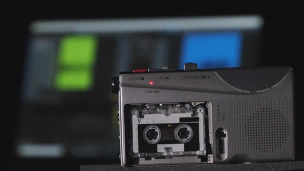 Grabadora de cinta portátil graba sonido o entrevistas en un mini casete — Vídeo de stock