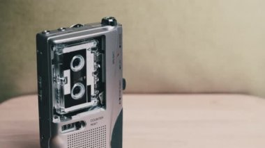 Sarı Arkaplanda Mikro Kaset Kayıt Sesli Portatif Retro Teyp KaydedicisiName