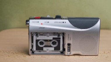 Sarı Arkaplanda Mikro Kaset Kayıt Sesli Portatif Retro Teyp KaydedicisiName
