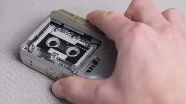 Gravação de som em um gravador de microcassetes Vintage portátil de mão — Vídeo de Stock