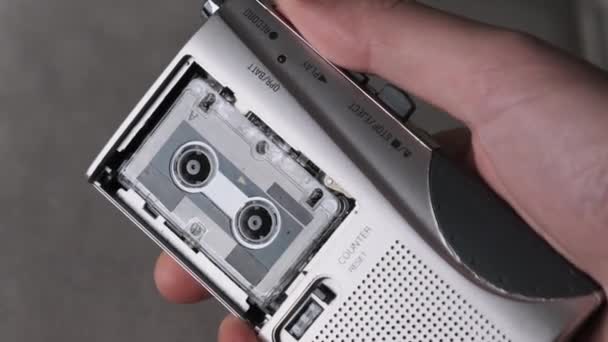 Grabadora de casetes retro portátil en mano Empuje en Rec para grabar entrevistas. — Vídeos de Stock