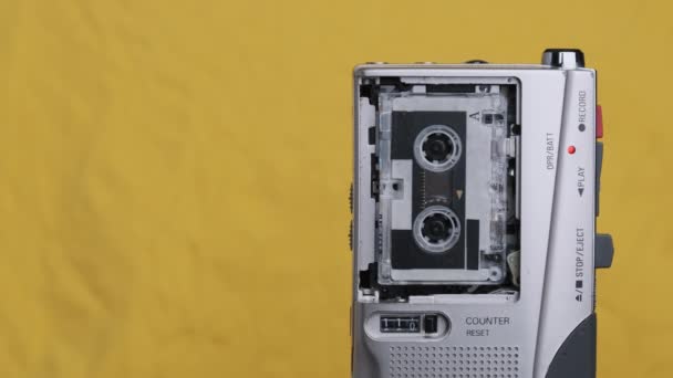 Bärbar retro bandspelare med Micro Cassette Rec Sound på gul bakgrund — Stockvideo
