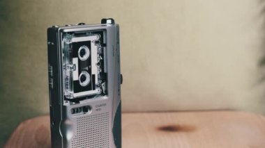 Sarı Arkaplanda Mikro Kaset Kayıt Sesli Portatif Retro Teyp KaydedicisiName