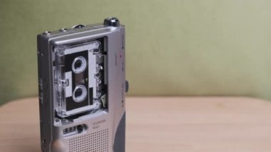 Sarı Arkaplanda Mikro Kaset Kayıt Sesli Portatif Retro Teyp KaydedicisiName
