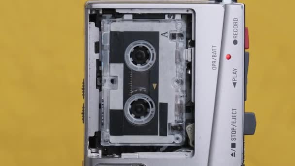 Registratore di nastri retrò portatile con suono Micro Cassette Rec su sfondo giallo — Video Stock