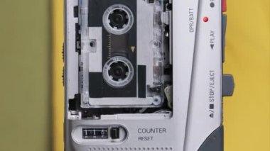 Sarı Arkaplanda Mikro Kaset Kayıt Sesli Portatif Retro Teyp KaydedicisiName
