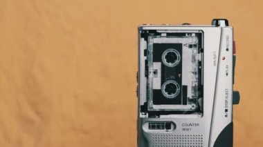 Sarı Arkaplanda Mikro Kaset Kayıt Sesli Portatif Retro Teyp KaydedicisiName