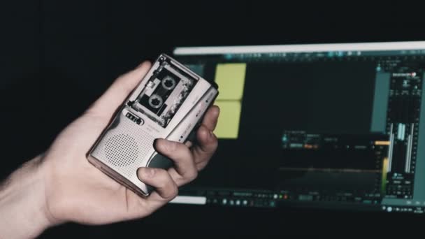 Přenosný magnetofon v ruce nahrává zvuk nebo rozhovory na mini kazetě — Stock video