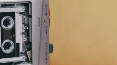 Sarı Arkaplanda Mikro Kaset Kayıt Sesli Portatif Retro Teyp KaydedicisiName