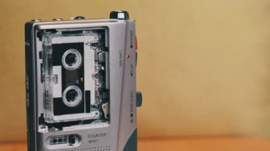 Sarı Arkaplanda Mikro Kaset Kayıt Sesli Portatif Retro Teyp KaydedicisiName