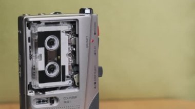 Sarı Arkaplanda Mikro Kaset Kayıt Sesli Portatif Retro Teyp KaydedicisiName