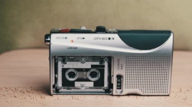 Sarı Arkaplanda Mikro Kaset Kayıt Sesli Portatif Retro Teyp KaydedicisiName