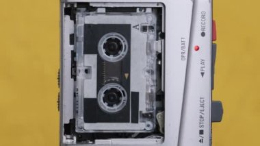 Sarı Arkaplanda Mikro Kaset Kayıt Sesli Portatif Retro Teyp KaydedicisiName