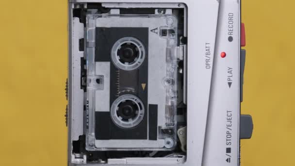 Registratore di nastri retrò portatile con suono Micro Cassette Rec su sfondo giallo — Video Stock