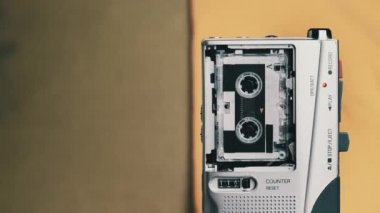 Sarı Arkaplanda Mikro Kaset Kayıt Sesli Portatif Retro Teyp KaydedicisiName
