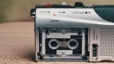 Sarı Arkaplanda Mikro Kaset Kayıt Sesli Portatif Retro Teyp KaydedicisiName