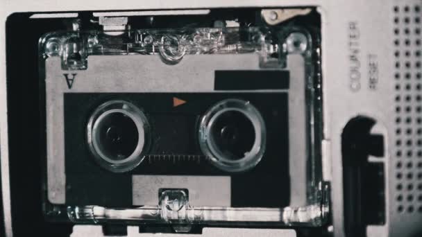 La microcassette tourne dans un enregistreur portatif, lecteur de bande rétro — Video