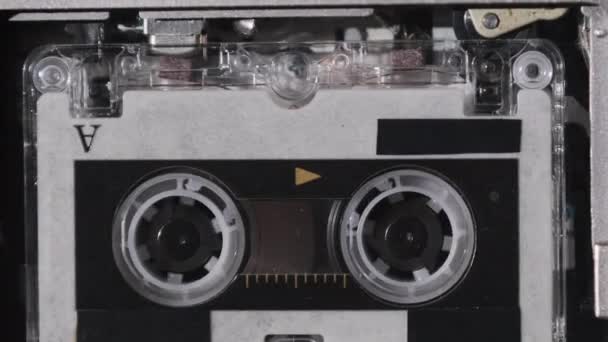 Mikrokassetten snurrar i en bärbar handhållen inspelare, Tejp Retro Player — Stockvideo