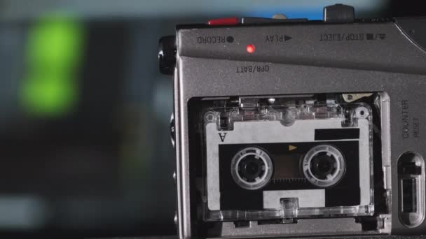 Enregistreur de bande portable enregistre le son ou des entrevues sur une mini-cassette — Video