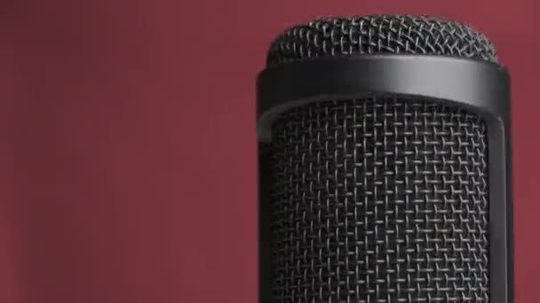 Studio Microphone à condensateur tourne sur fond rouge avec place pour le texte — Video