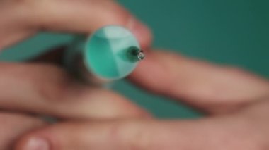 Doktor Ellerinde Sıvı Damlayan İlaç Damlalarıyla Şırınga İğnesi