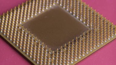 Eski Bilgisayar İşlemcisi Altın Kaplama Kişiler Kırmızı Arkaplanda Dönüyor