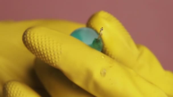 의사의 손에 약효가 떨어지는 액체 의 니들 — 비디오